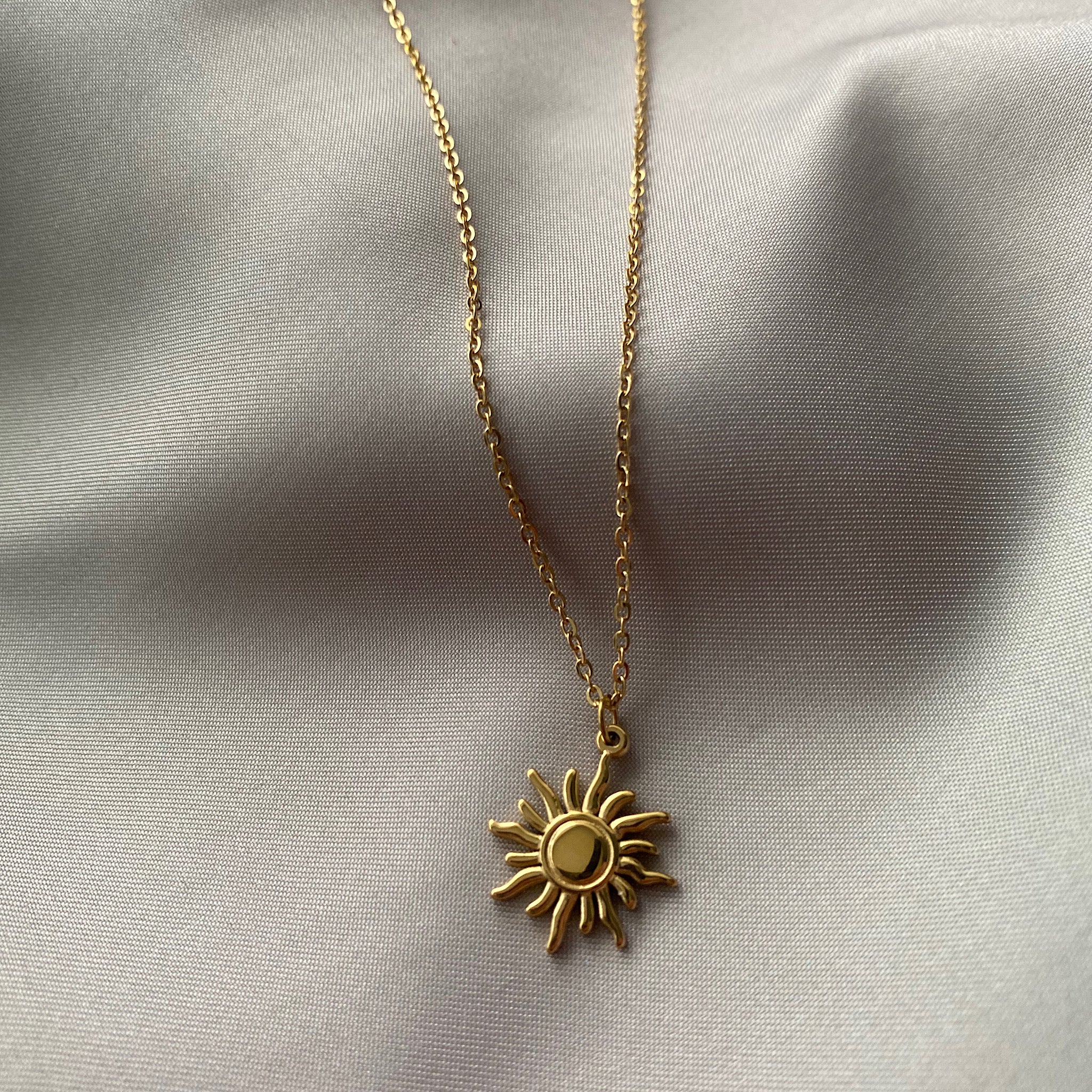 Dainty Necklace Gold Sun Necklace Sun Pendant Sun Jewelry - Etsy | Collana  fine, Collana alla moda, Collana in oro